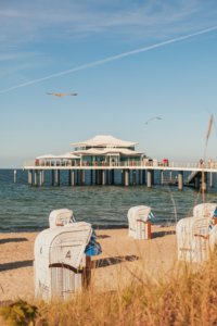 Ostsee am strand mit standkörben